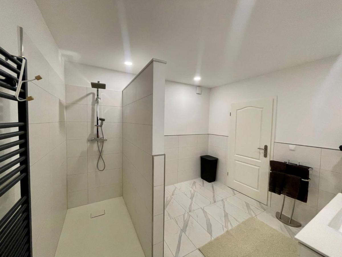 Easystay#4 Home Cinema Ferienwohnung In Kliniknaehe Mit Balkon, Boxspringbett & Netflix Bad Oeynhausen Esterno foto