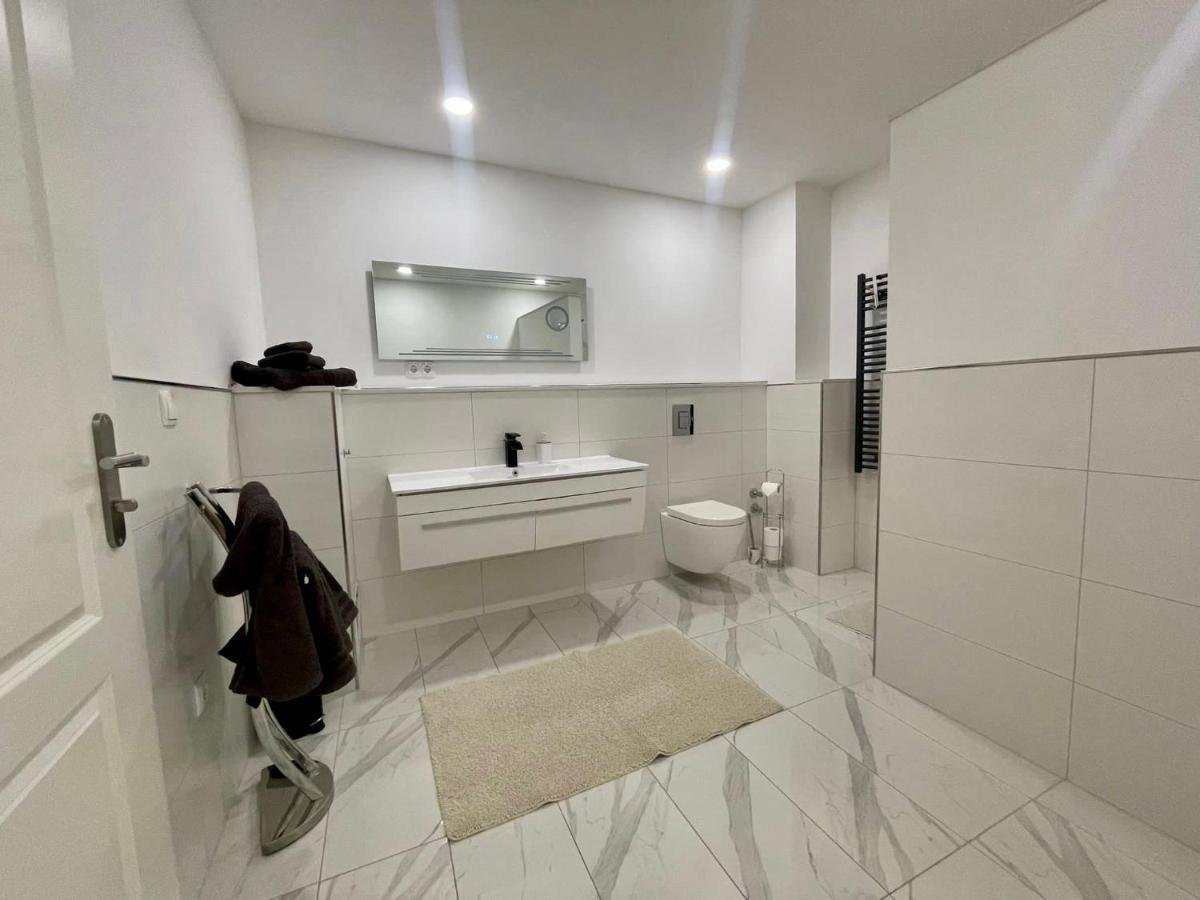 Easystay#4 Home Cinema Ferienwohnung In Kliniknaehe Mit Balkon, Boxspringbett & Netflix Bad Oeynhausen Esterno foto